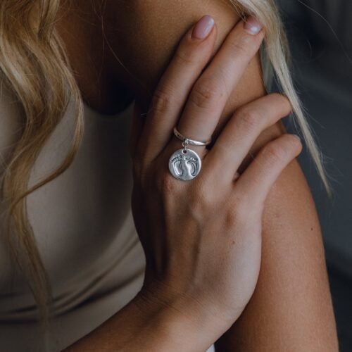Ring mit Babyfüße-Anhänger