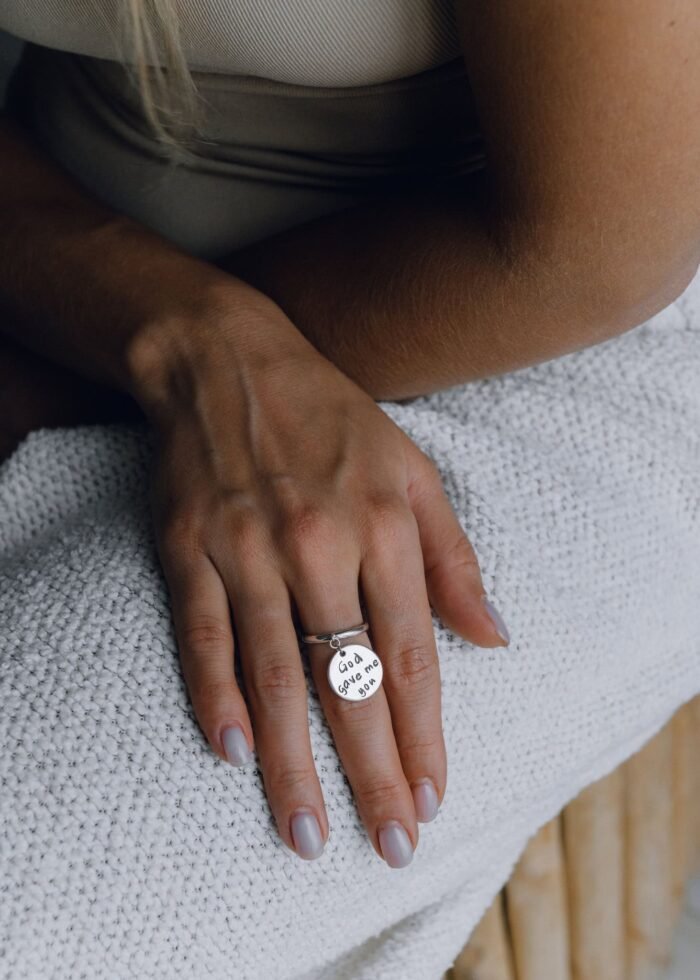 Ring mit Babyfüße-Anhänger – Bild 2