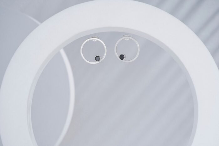 Ohrstecker Sphäre mit schwarzem Zirkon