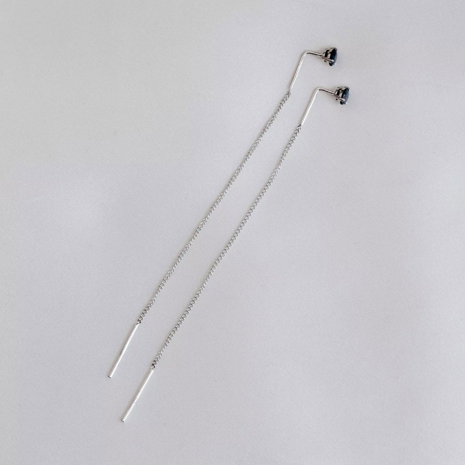 Ohrstecker mit schwarzem Zirkon und Kette – Bild 2